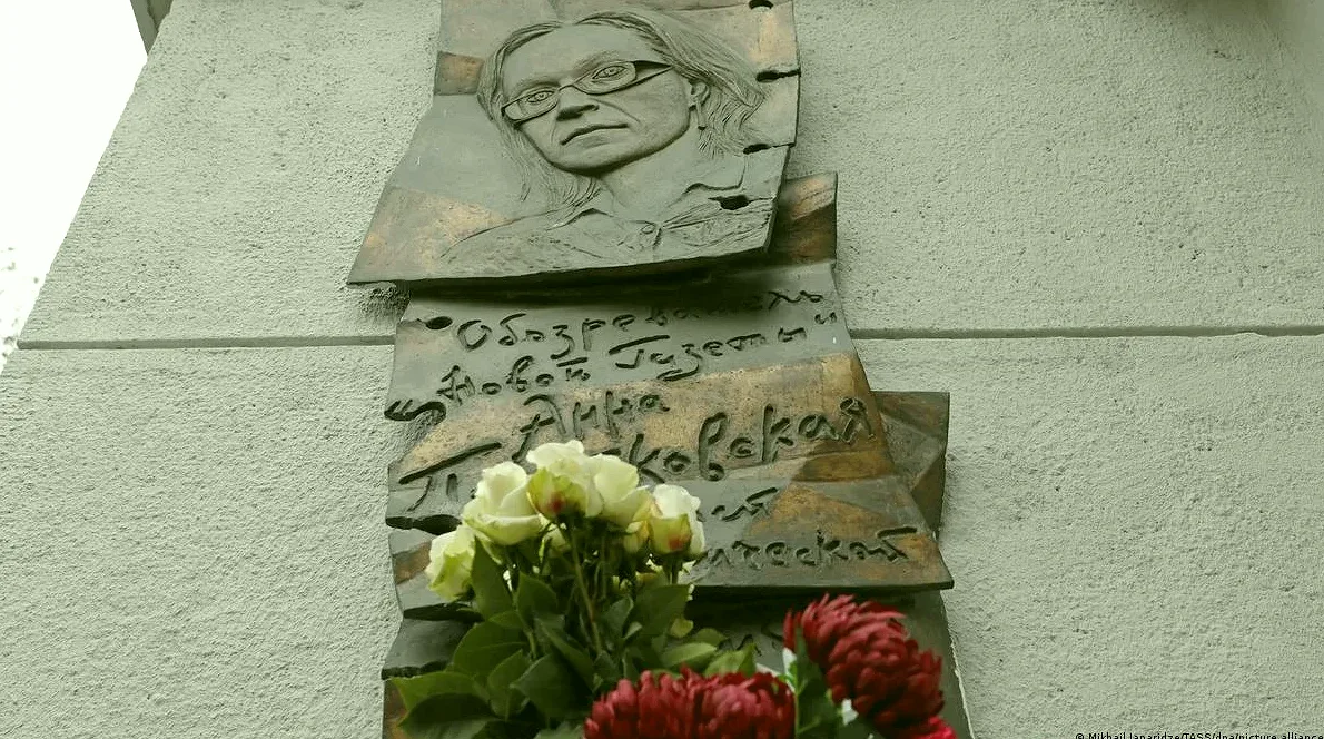 Мемориальная доска в память об Анне Политковской на доме, где она жила