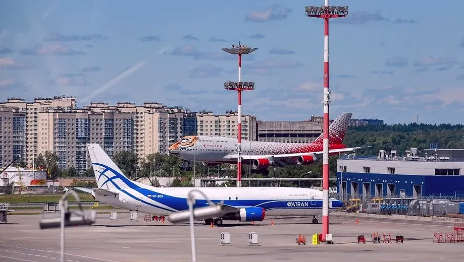 Четыре аэропорта Москвы приостановили прием и выпуск рейсов