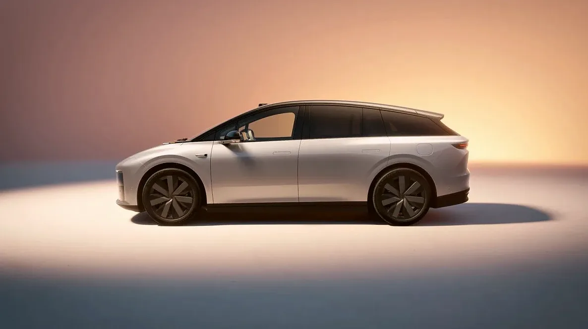 Li Auto представила кроссовер Li 6 в Париже и назвала сроки продаж