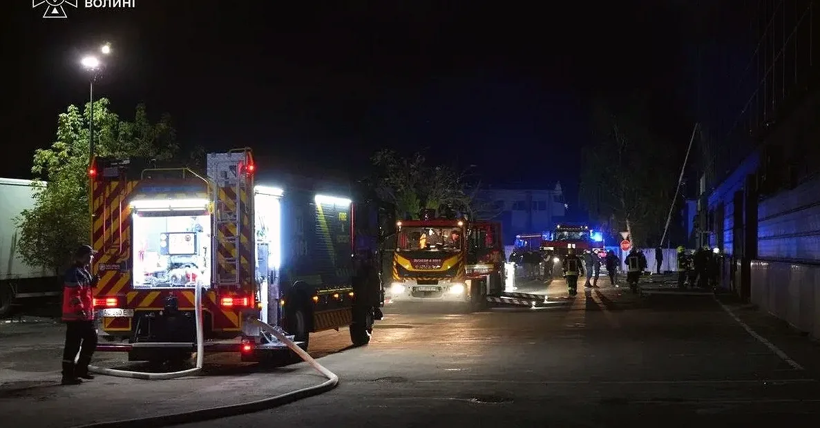 Обломки сбитого дрона вызвали пожар на крыше центра в Луцке