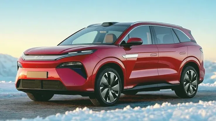 BYD показала в Париже электрический кроссовер Atto 8 на семь мест