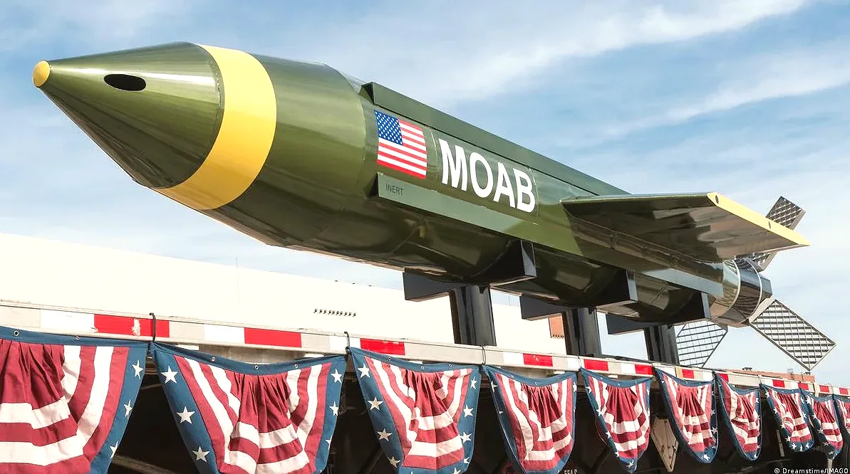 MOAB - самая мощная неядерная бомба Америки, получившая прозвище "мать всех бомб", весом около 9800 кг