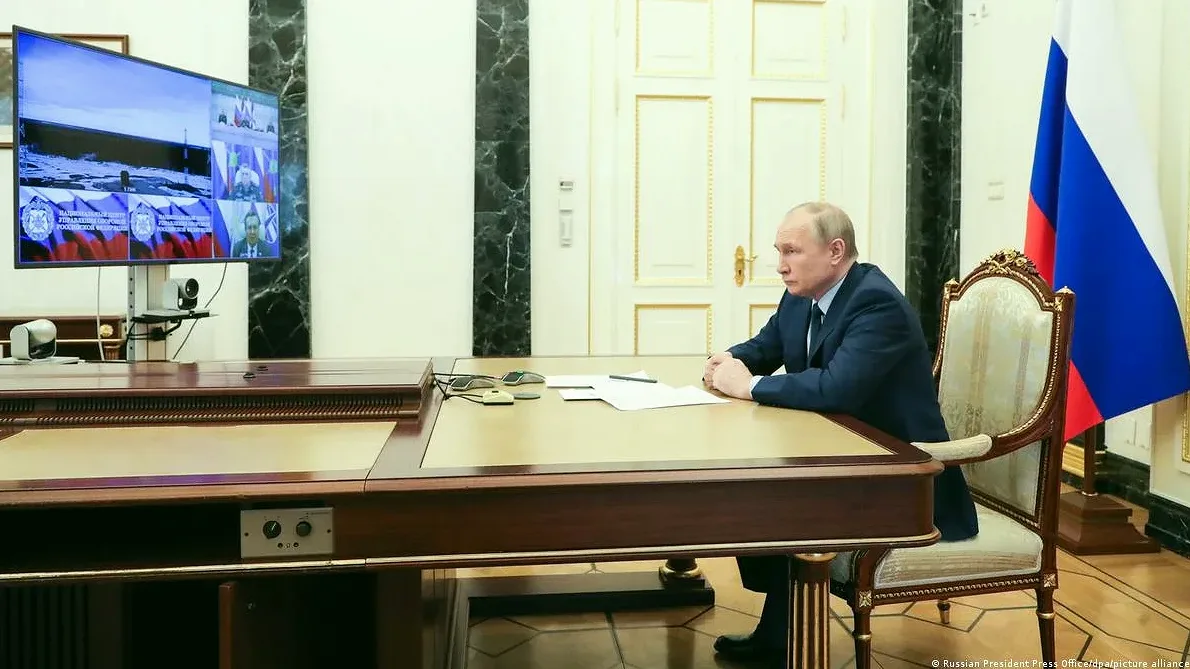 Президент России Владимир Путин наблюдает за тестовым запуском межконтинентальной баллистической ракеты РС-28 ("Сармат") с космодрома Плесецк в Архангельской области, 20 апреля 2022 года