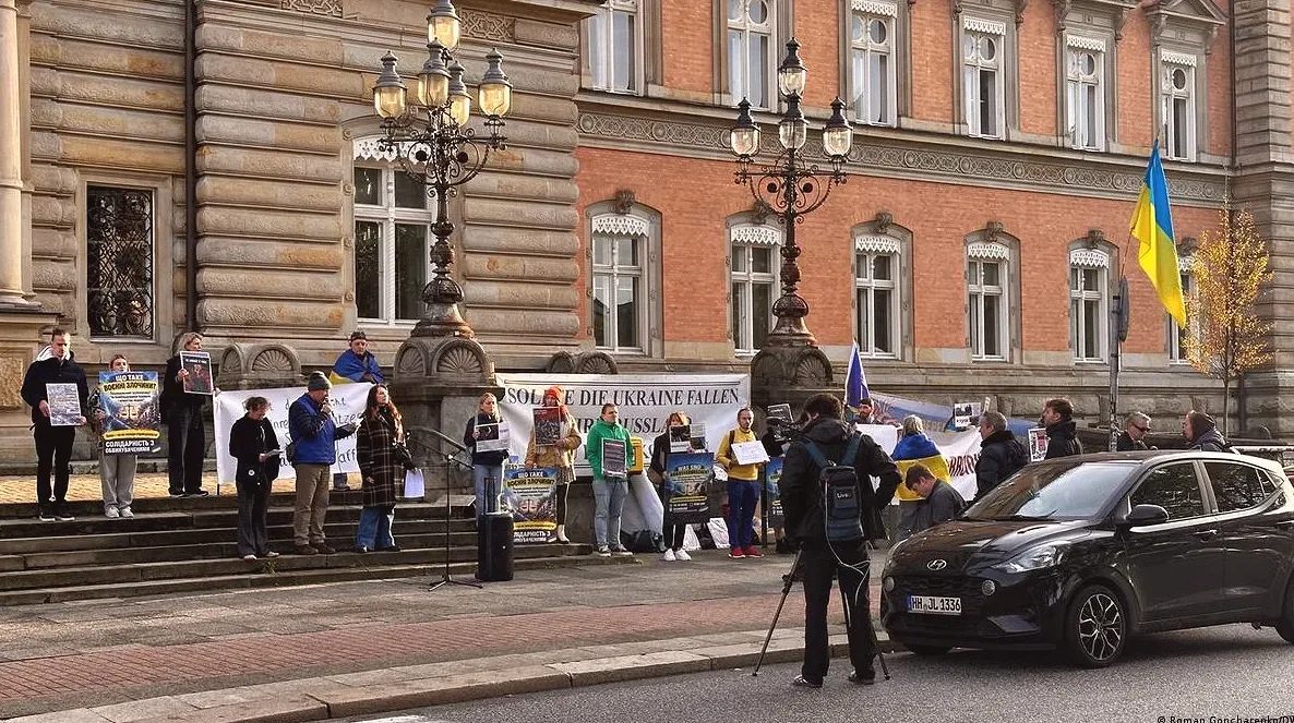Активисты с флагами Украины перед зданием Ганзейского высшего земельного суда в Гамбурге