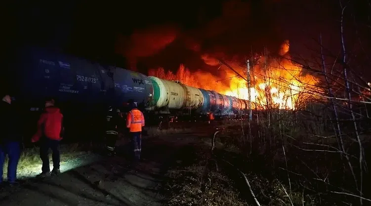 В Екатеринбурге после схода 20 вагонов загорелись семь цистерн