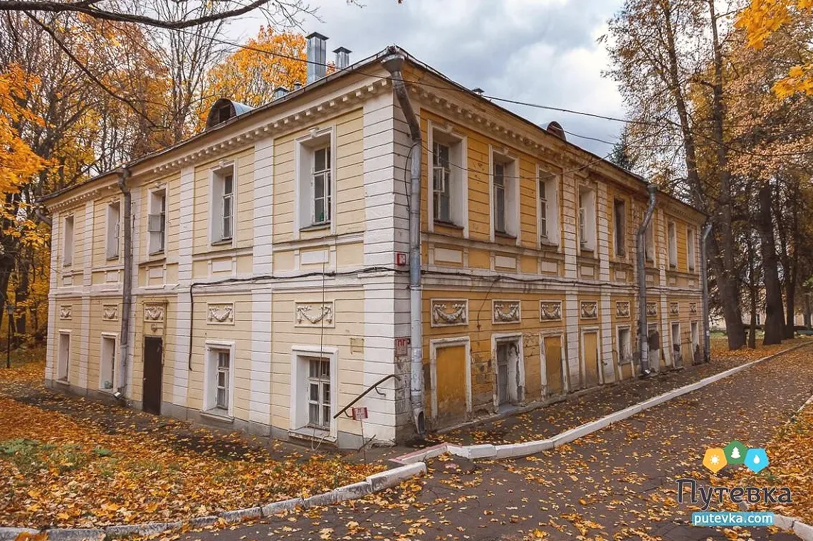 Пожар в усадьбе «Узкое» в Ясеневе охватил почти тысячу квадратных метров